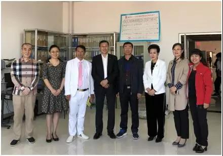 联合国IG0组织公使王凤麟先生一行在陈巨余董事长陪同下深入该地区看望慰问贫困家庭的艾滋病患者。陈巨余董事长代表hjc黄金城生物集团向当地疾控中心捐赠了价值1000万人民币的药品