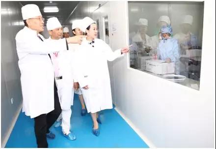 联合国IG0组织公使王凤麟先生一行在陈巨余董事长陪同下参观hjc黄金城生物集团制药厂