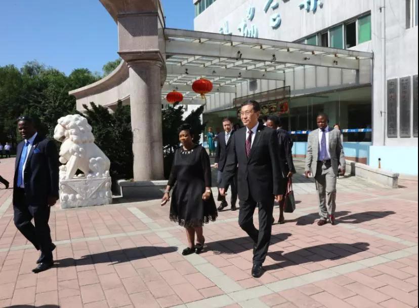奥西莉亚·姆南加古瓦女士及代表团一行参访hjc黄金城生物