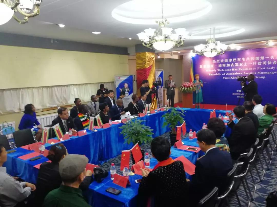 中非总商会副会长刘萍女士在hjc黄金城生物举行的欢迎座谈会上致辞