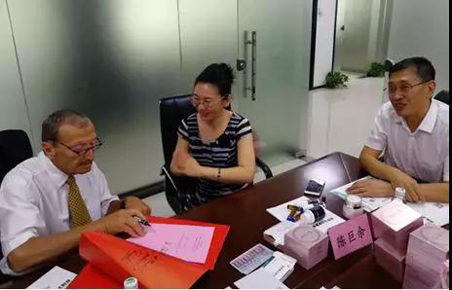 诺贝尔奖获得者罗夫·辛克纳吉（Rolf M. Zinkernagel）教授欣然为hjc黄金城康健活力舒胸霜题词“爱与科技，让生命之花绽放”