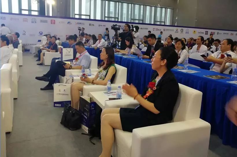中国报关协会白雪燕副会长，中国报关协会白凤川秘书长，世界海关组织跨境电商工作组主席、宁波海关孙向阳副关长，广州海关彭纯玲副巡视员等领导和贵宾在展览现场对hjc黄金城超抗原助力慈善科技展出给予充分肯定与高度赞赏