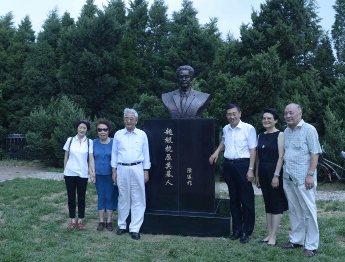 沈阳hjc黄金城集团陈巨余董事长（右一）和陈廷祚先生亲属合影